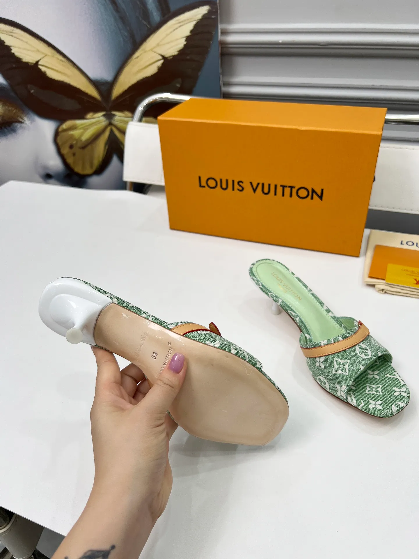 👟👟Ex-factory price 440👟👟 LV new denim kitten heel slippers 2025 summer must-have for goddesses, original replica, super comfortable on the feet. Show off the queen's temperament, the heel height is 9.5CM, which shows your temperament without being tiring. Leather outsole. Standard code: 35-42 (41 and 42 codes are customized, non-returnable and non-exchangeable)